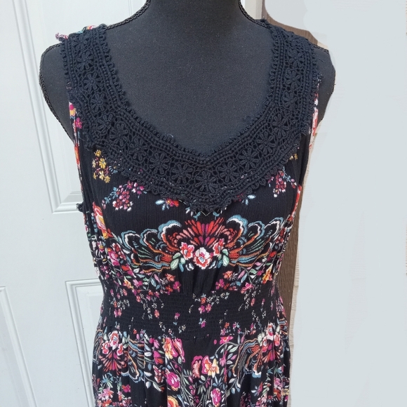 bila Floral Black Maxi Dress Crochet Neckline Size Large Flowy Uneven Hem - Picture 7 of 10